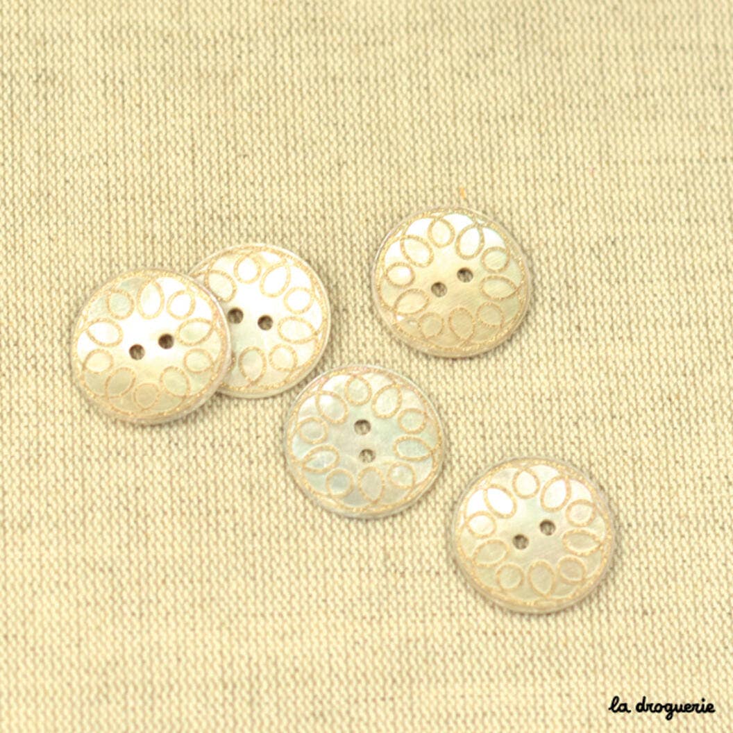 Akoya Knap M  Gravering 22 Mm fra La Droguerie